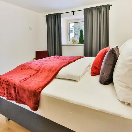Inviting In With Garden, Cleaning Included شقة