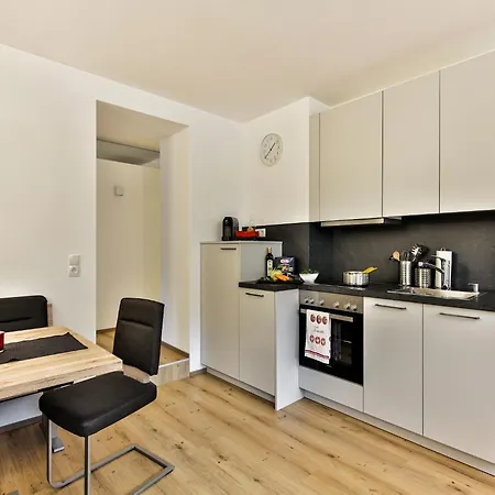 Inviting In With Garden, Cleaning Included شقة