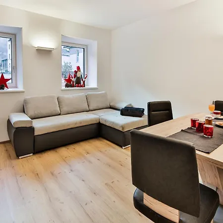 Inviting In With Garden, Cleaning Included شقة *