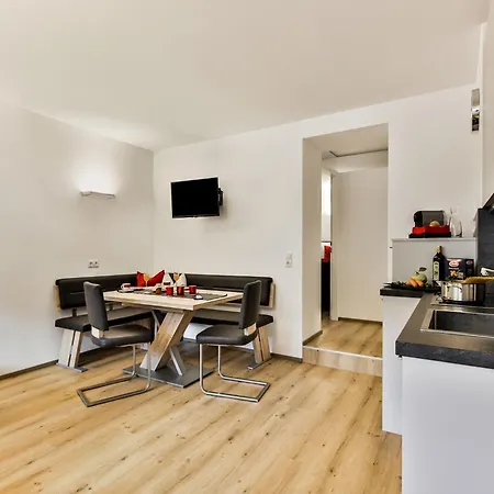 Inviting In With Garden, Cleaning Included شقة
