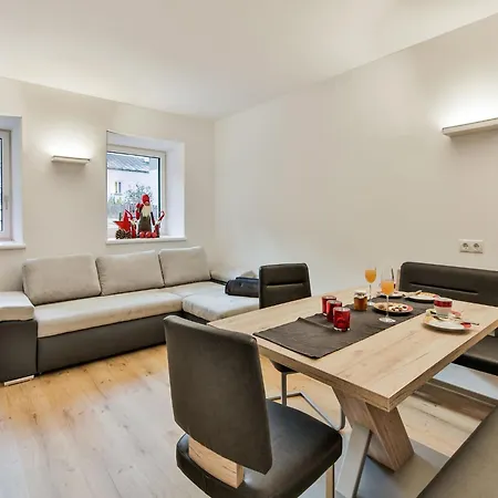 Inviting In With Garden, Cleaning Included شقة